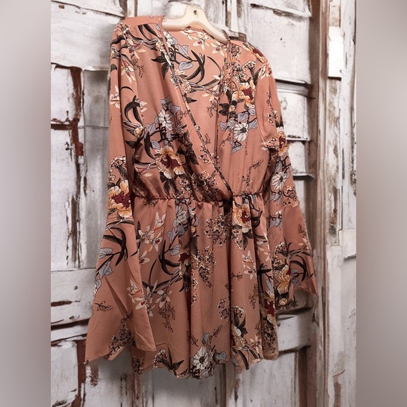 Very Pretty Feminine Floral Top/Mini Dress Asymmetric Hem Bell Sleeves Size XL - Picture 3 of 6